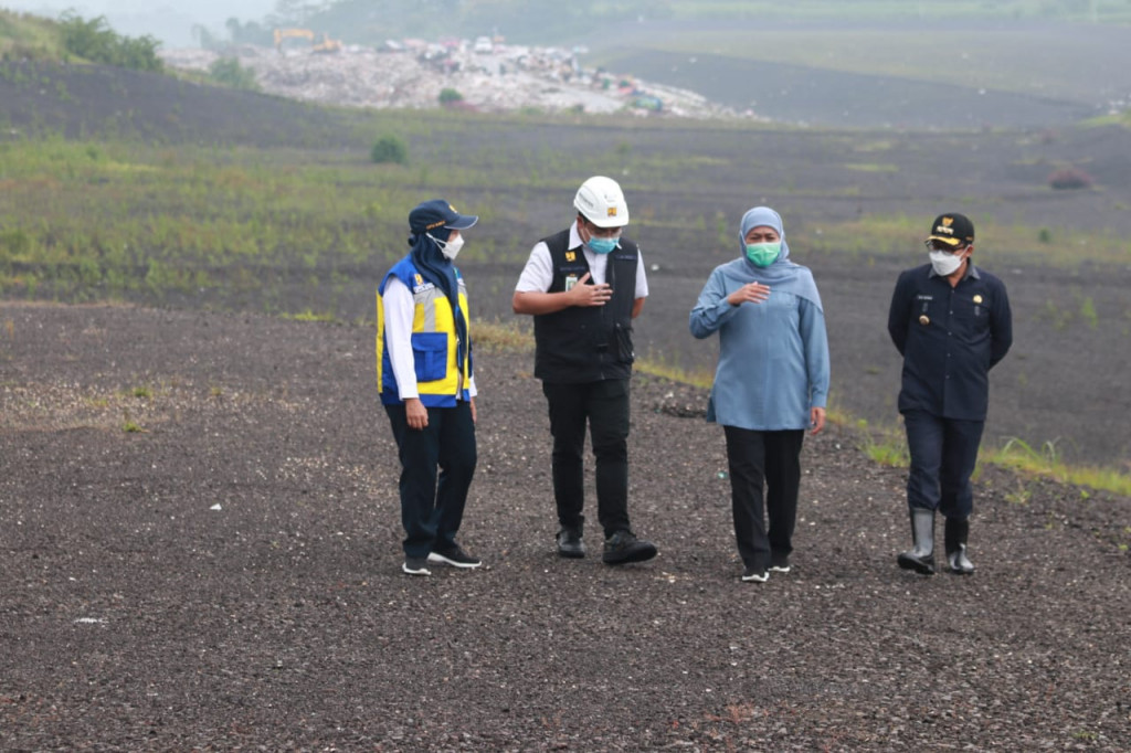  Gubernur Jawa Timur, Khofifah Indar Parawansa, meninjau tempat pembuangan akhir (TPA) Supiturang, Kota Malang, Selasa, 16 Maret 2021. Dokumentasi/ istimewa