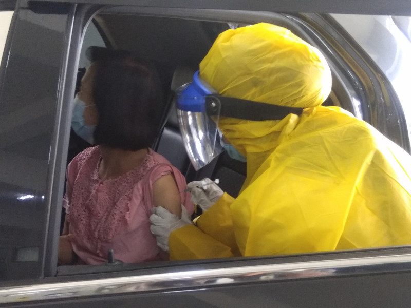 Vaksinasi drive-thru hasil kolaborasi 3 startup, Alodokter, Homecare24, dan Doktora. Medcom.id/Zaenal Arifin