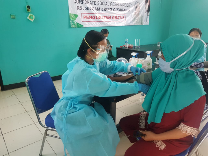 Warga Muara Gembong Bekasi Dapat Pengobatan Gratis