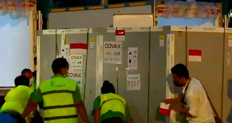 Vaksin covid-19 dari AstraZeneca yang didapat dari skema COVAX tiba di Indonesia. Foto: BPMI