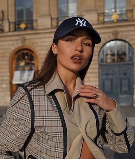 Untuk tampil sporty-feminin kamu bisa memadukan blazer kebesaran dengan topi kesayangmu. (Foto: Dok. Instagram/@elaisaya)