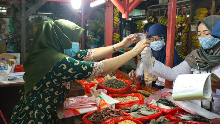 Sudin KPKP Jakpus Uji Sampel Bahan Makanan di Lima Pasar