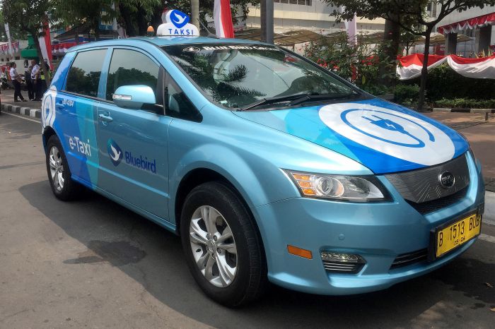 Blue Bird Operasikan Tesla di Bandara Soetta, Berapa Tarifnya?