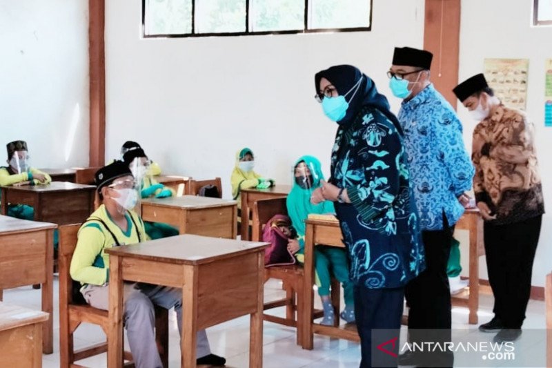 Bupati Bogor, Ade Yasin saat meninjau pelaksanaan PTM di SDIT Al Fatih, Cigombong, Bogor, Foto: Antara/M Fikri Setiawan