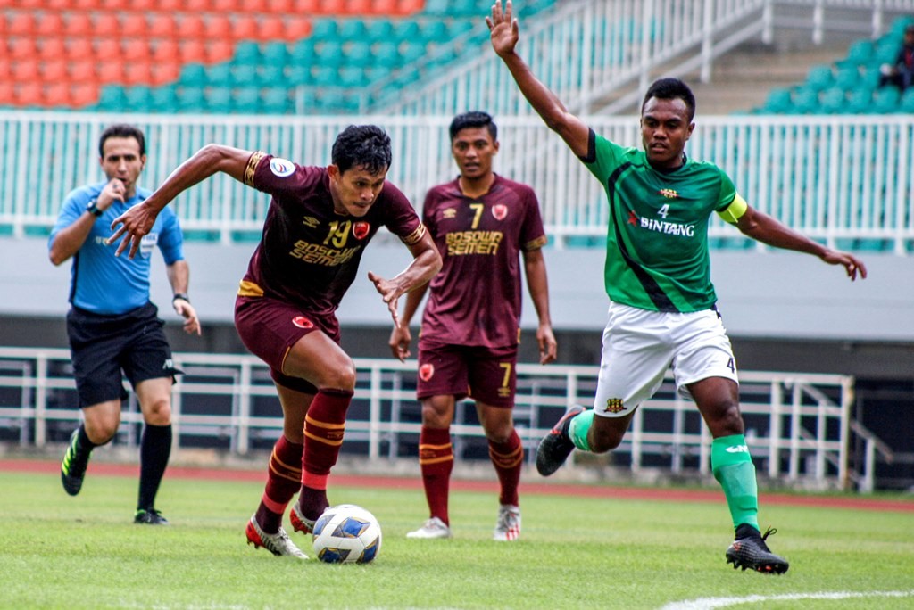 Gelandang PSM Makassar Rizky Pellu sedang menggiring bola. (Foto: Antara/Yulius Satria Wijaya)