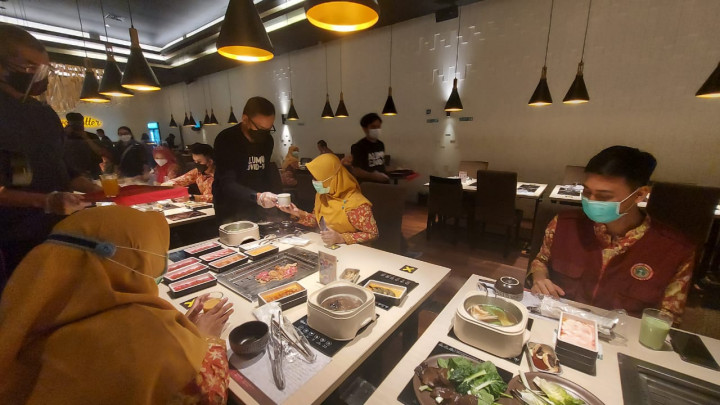 Bima Arya Jadi Pramusaji saat Hari Perawat Nasional