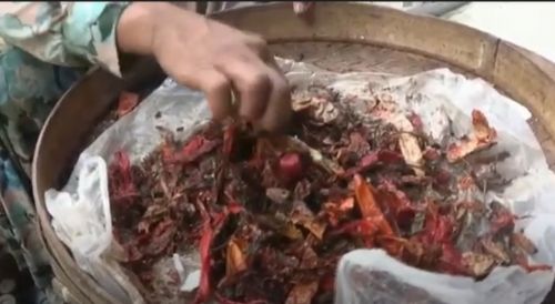 Makin Mahal, Warga Beralih Beli Cabai Busuk