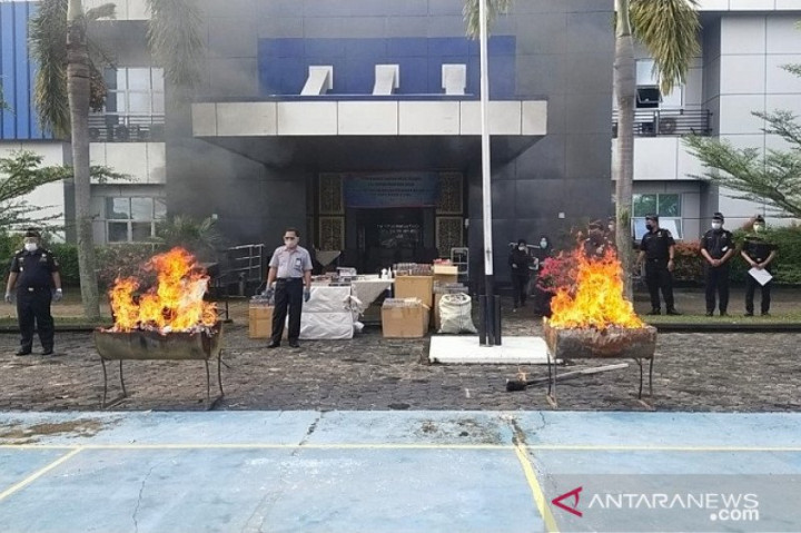 4,2 Juta Batang Rokok Ilegal dan Mainan Seksual di Jambi Dimusnahkan