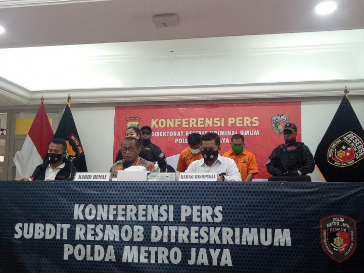 Pemeras PSK Beli Seragam Polisi di Pasar Senen