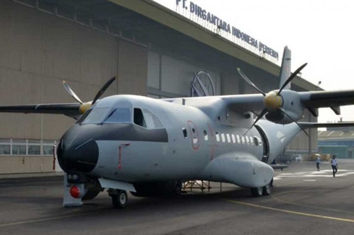 Prabowo Serahkan Pesawat Karya Anak Bangsa CN235-220 kepada AU Senegal