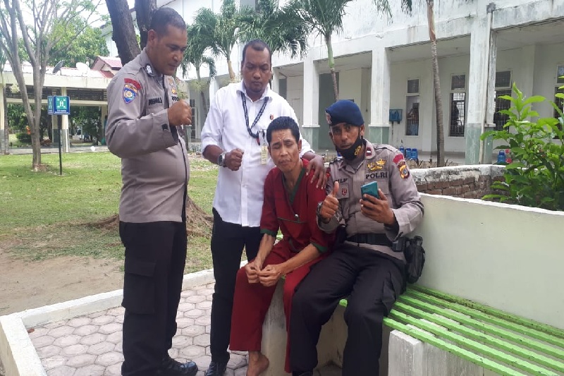  Seorang diduga anggota Polri yang sempat dikabarkan hilang (baju merah maron) saat dikunjungi rekannya di RSJ Aceh, Rabu (17/3/2021). (FOTO ANTARA/HO-Humas RSJ Aceh)