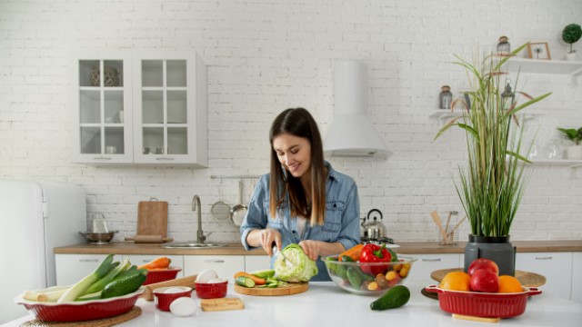 Tips menerapkan kitchen island di rumah mungil. (Foto: Ilustrasi/Freepik.com)