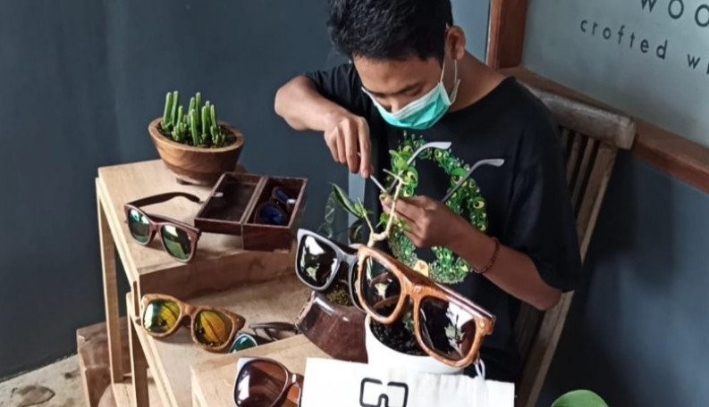 Kerajinan Kacamata Kayu. Foto : ANTARA.