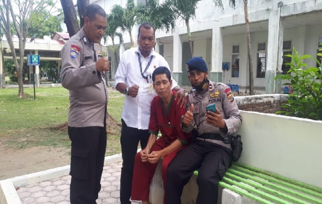 Seorang diduga anggota Polri yang sempat dikabarkan hilang (baju merah maron) saat dikunjungi rekannya di RSJ Aceh, Rabu (17/3/2021). (FOTO ANTARA/HO-Humas RSJ Aceh)