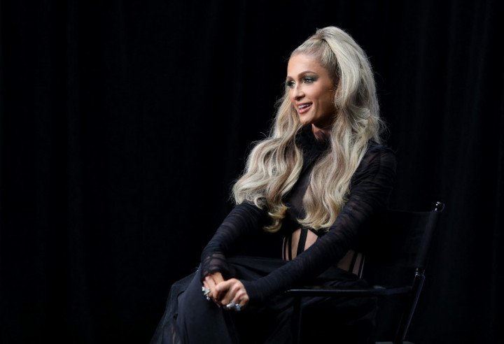 Paris Hilton Menyesal Memutihkan Alisnya