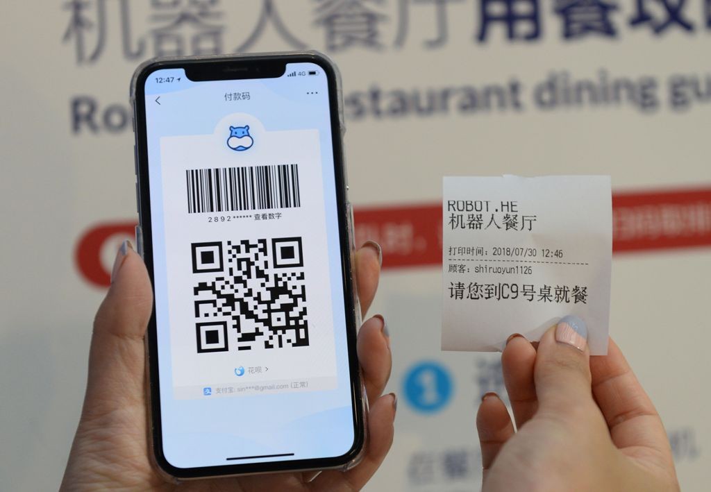 Ilustrasi penggunaan QR Code Indonesian Standard (QRIS) di rest area - - Foto: dok AFP