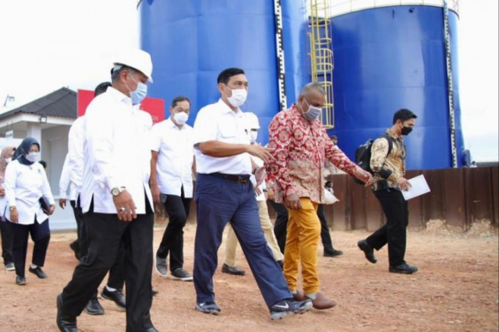 Luhut Resmikan Operasi Fasilitas Limbah Minyak B3 di Batam