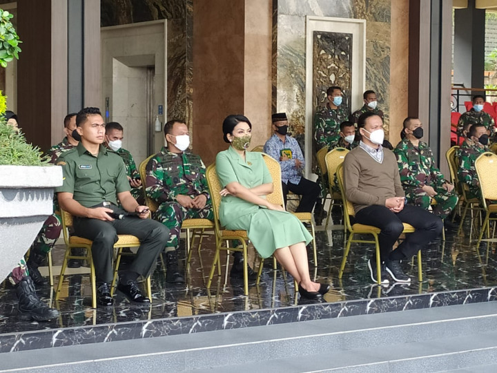 Ditanya Hakim Saat Sidang Permohonan Gender, Aprilia Manganang Menangis