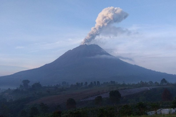 Gunung Sinabung Semburkan Abu Vulkanis Setinggi 700 Meter