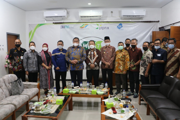 Gobel: Izinkan Saya Membungkukkan Badan ke Petani