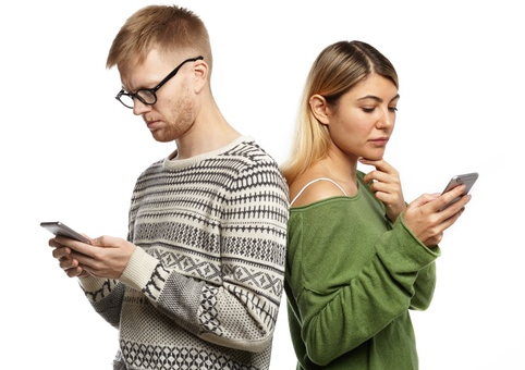 Efek Negatif 'Keranjingan' Media Sosial dalam Pernikahan