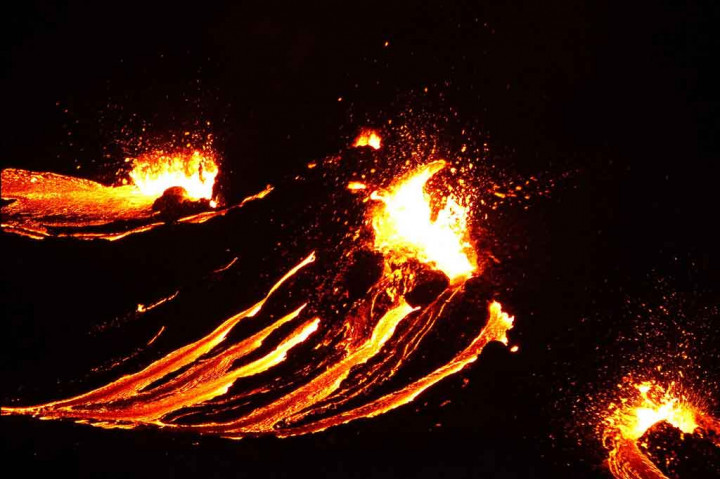 Melihat Fenomena Alam Menakjubkan Letusan Gunung Berapi di Islandia