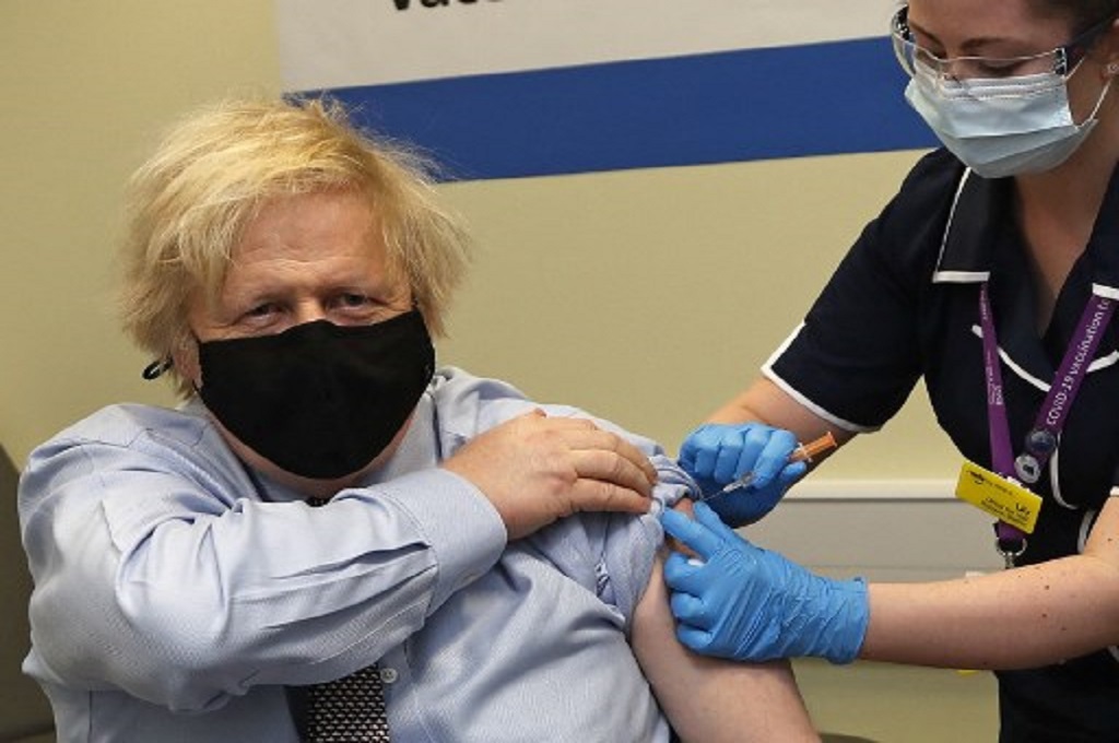 PM Inggris Boris Johnson disuntik vaksin AstraZeneca di sebuah rumah sakit di London, Inggris pada Jumat malam, 19 Maret 2021. (Frank Augstein / POOL / AFP)