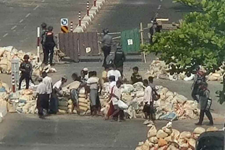 3 Berita Foto Terpopuler: Warga Myanmar Dipaksa Bongkar Barikade Darurat hingga KKP Tangkap 4 Kapal Cantrang