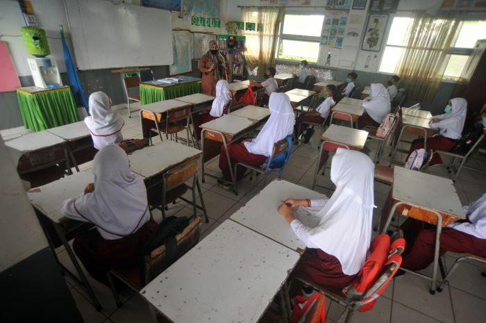  ANTARA FOTO/Iggoy el Fitra Sejumlah siswa mengikuti kegiatan belajar tatap muka hari pertama, di SDN 06 Lapai, Padang, Sumatera Barat, Senin (4/1/2021).