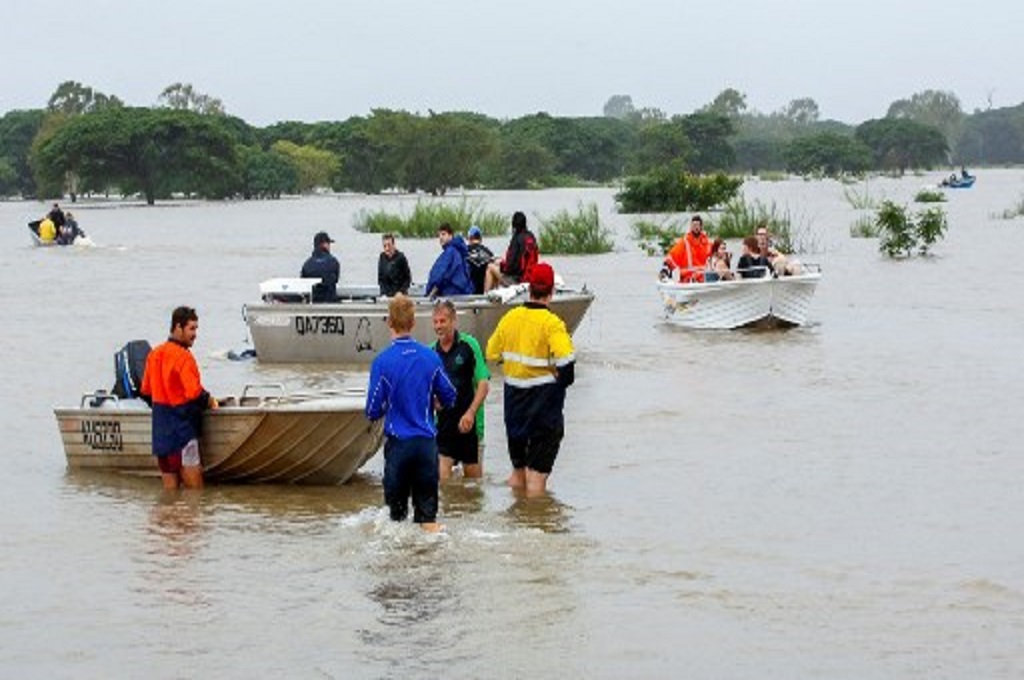 Warga berada di area terdampak banjir di Townsville, Queensland, Australia pada 4 Februari 2019. ( STR / AFP)