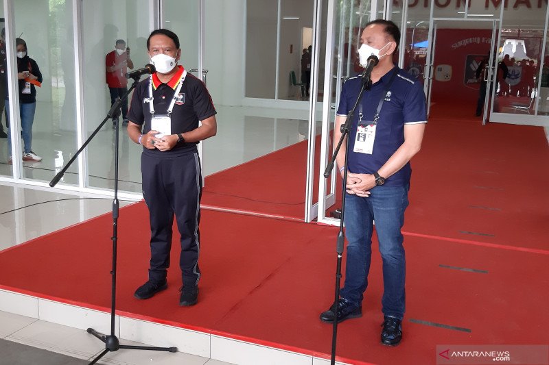 Menteri Pemuda dan Olahraga Zainudin Amali (kiri) serta Ketua Umum PSSI Mochamad Iriawan memberikan keterangan mengenai pembukaan Piala Menpora 2021 di Stadion Manahan, Solo, Minggu (21/3/2021).