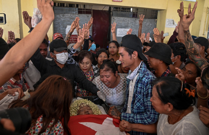Isak Tangis Iringi Pemakaman Remaja Korban Militer Myanmar