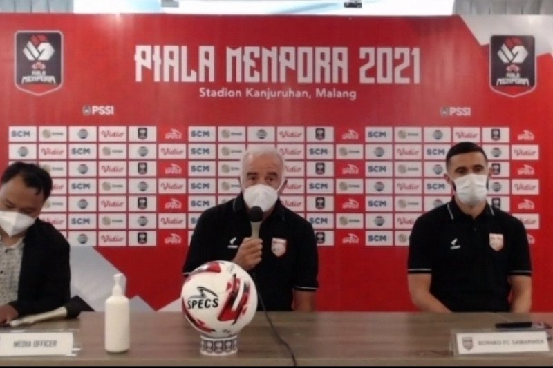 Pelatih Borneo FC Mario Gomez (tengah) dan bek Borneo FC Javlon Guseynov (kanan), saat konferensi pers jelang Piala Menpora, Minggu (21/3/2020). (HO/Zoom)