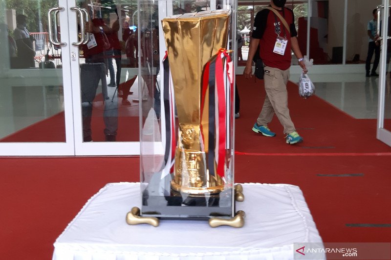 Trofi Piala Menpora 2021 diperkenalkan di Stadion Manahan, Solo, Minggu (21/3/2021). (Antara/Michael Siahaan)