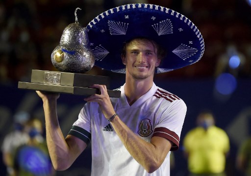 Tekuk Tsitsipas, Alexander Zverev Angkat Trofi Mexican Open