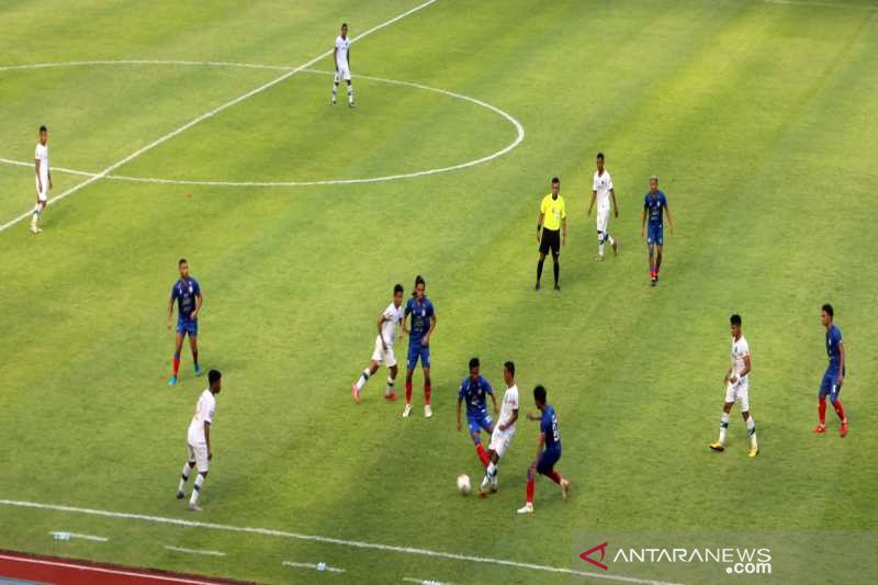 Sejumlah pemain Arema FC dengan kostum biru biru menjaga pemain Persikabo berkostum putih-putih dalam pertandingan perdana sepak bola Grup A Piala Menpora 2021 di Stadion Manahan Solo, Minggu petang (21/3/2021) (ANTARA/Bambang Dwi Marwoto)