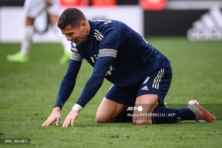 Penyerang Juventus, Cristiano Ronaldo, tertunduk lesu setelah timnya kalah dari Benevento (AFP/Marco Bertorello)