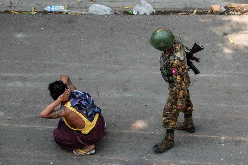 Tentara Myanmar menangkap pedemo penentang kudeta. Foto: AFP