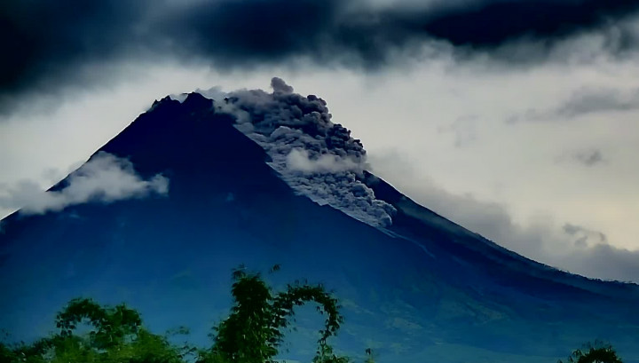 Gunung Merapi Keluarkan Awan Panas Dua Kali Pagi Ini