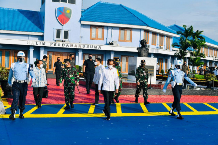 Jokowi Meresmikan Proyek Penyediaan Air Minum Hingga Vaksinasi Massal di Jatim
