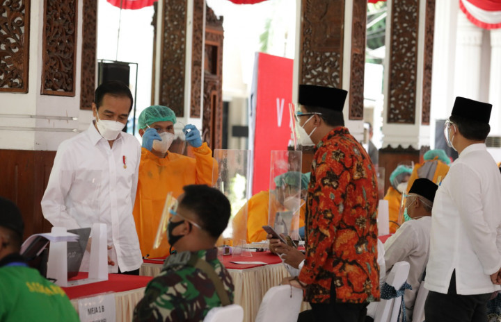 Jokowi Tinjau Vaksinasi Perdana AstraZeneca di Sidoarjo