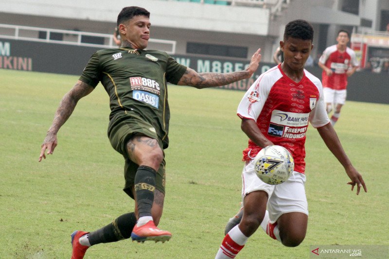 Pesepak bola Tira Persikabo Ciro Henrique Alves (kiri). (ANTARA FOTO/Yulius Satria Wijaya)