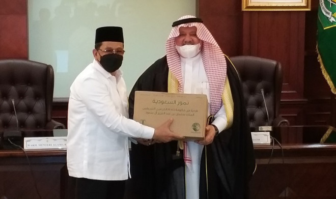 Wakil Menteri Agama Zainut Tauhid Saadi terima hibah kurma dari Arab Saudi. Dok. Istimewa.