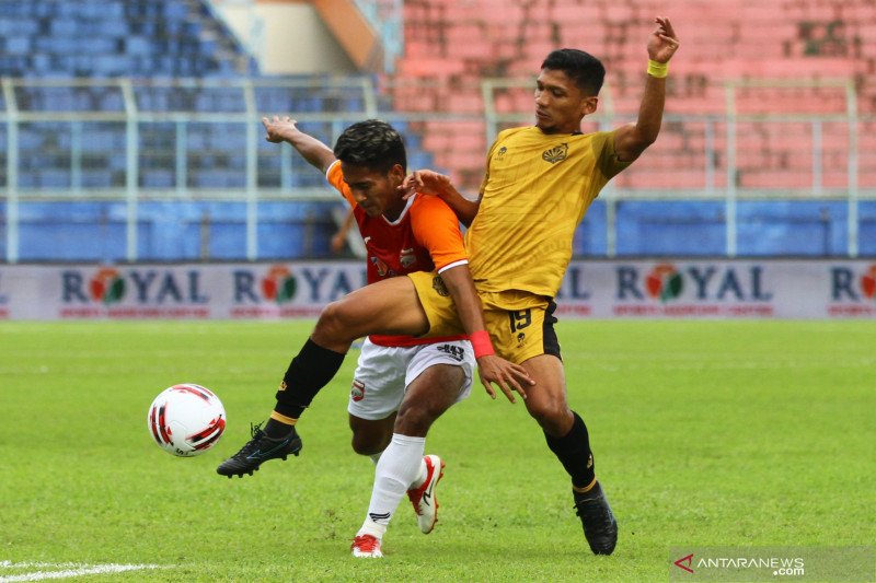 Pesepakbola Bhayangkara Solo FC, M Ichsan (kanan) berusaha merebut bola dari pesepakbola Borneo FC Samarinda, Mohammad Mifathul Ichsan (kiri). (ANTARA FOTO/Ari Bowo Sucipto)