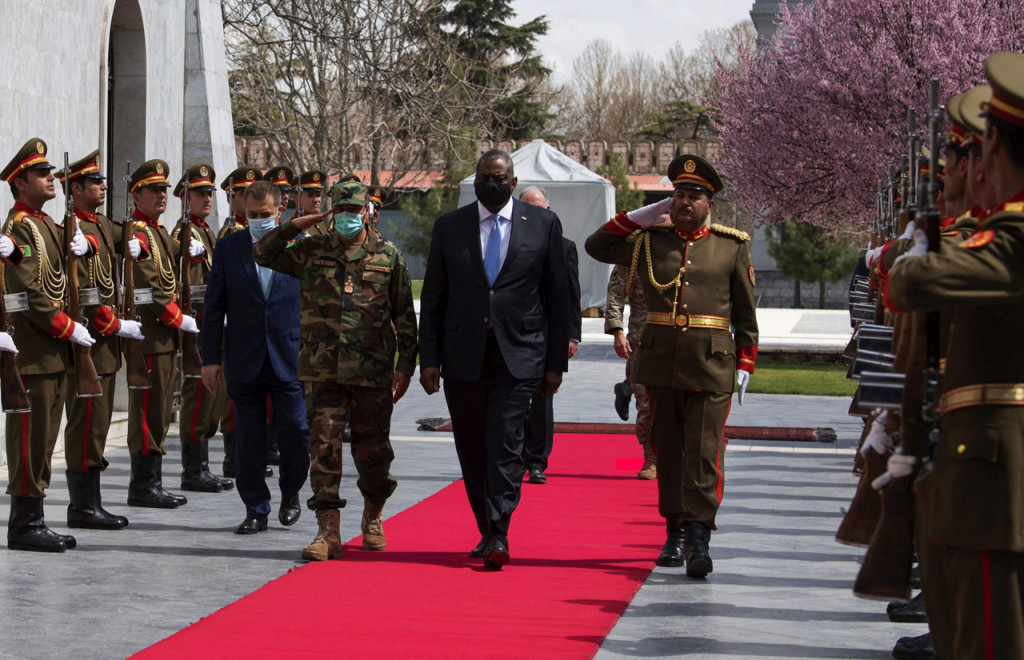 Foto: Menhan AS Kunjungi Afghanistan Jelang Penarikan Militer