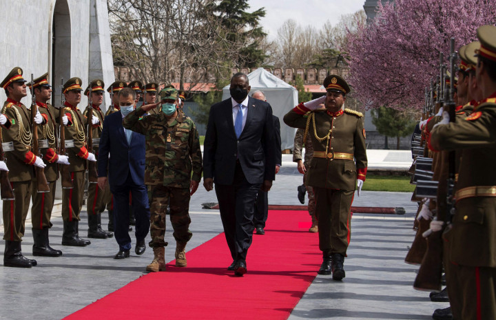 Foto: Menhan AS Kunjungi Afghanistan Jelang Penarikan Militer