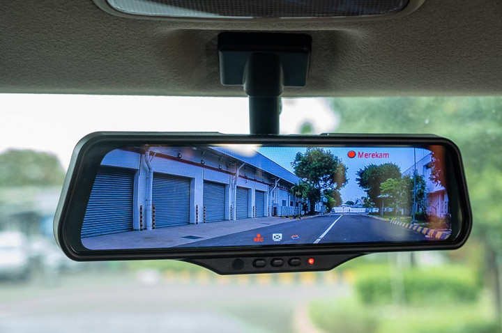 Penyematan Teknologi Smart E-Mirror di Kaca Spion Tengah