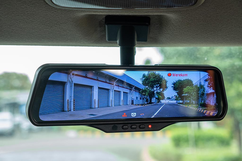 Smart E-Mirror memanfaatkan kamera untuk meningkatkan visibilitas berkendara. Suzuki