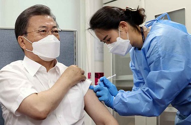 Presiden Korsel Moon Jae-in Disuntik Vaksin AstraZeneca