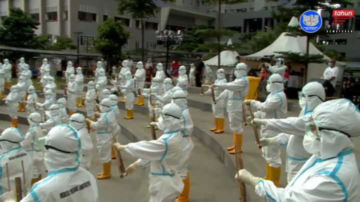 Kompak, Nakes Wisma Atlet Mainkan Angklung 'Gugur Bunga'